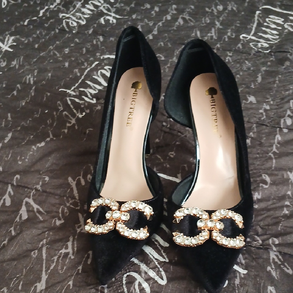 Glossy Black and Gold Heels with Elegant Design